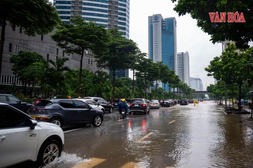 Hà Nội ngập sâu sau trận mưa lớn, lực lượng chức năng túc trực ứng phó