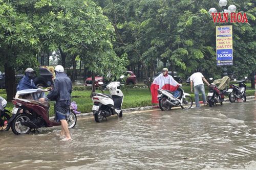 Hà Nội: Ngập sâu khiến hàng loạt xe máy chết máy, các điểm sửa xe quá tải