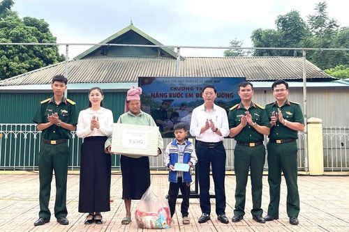 Sơn La: Ban CHQS xã Muổi Nọi đỡ đầu học sinh có hoàn cảnh khó khăn