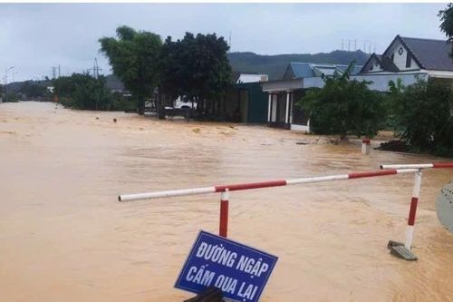 Mưa lũ chia cắt, hàng nghìn học sinh Nghệ An nghỉ học