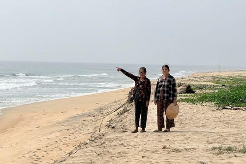 Quảng Ngãi: Biển 'ăn' sâu vào đất liền, người dân Đức Lợi lo lắng