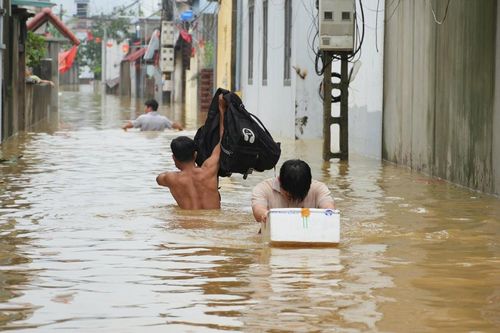 Hà Nội: 'Rốn lũ' Trần Phú căng mình chống lũ