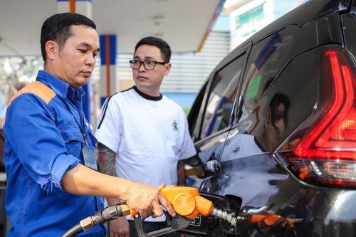Giá xăng E10 tăng hơn 1.000 đồng/lít