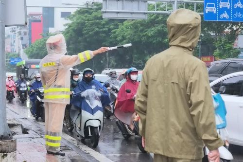 [Video] CSGT Hà Nội khuyến nghị người dân hạn chế di chuyển vào khu vực ngập úng