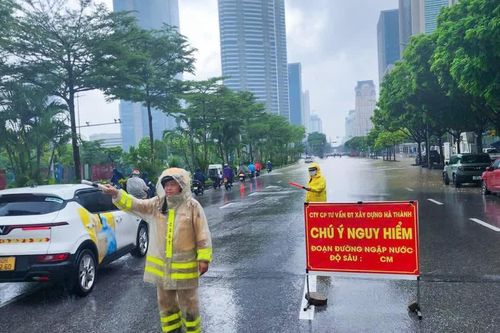 Cảnh sát giao thông Hà Nội nỗ lực điều tiết giao thông trong ngập úng