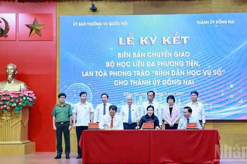 Quốc hội chuyển giao Bộ học liệu đa phương tiện tại Đồng Nai
