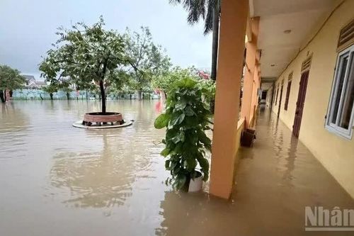 Nhiều trường ở Nghệ An cho học sinh nghỉ học vì mưa lũ