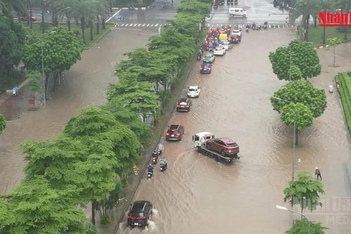 [Video] Cận cảnh mưa ngập diện rộng trên nhiều khu vực ở Hà Nội