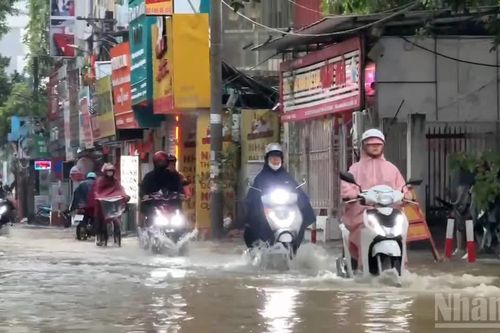 Hà Nội mưa rải rác, tình hình ngập úng tiếp tục cải thiện