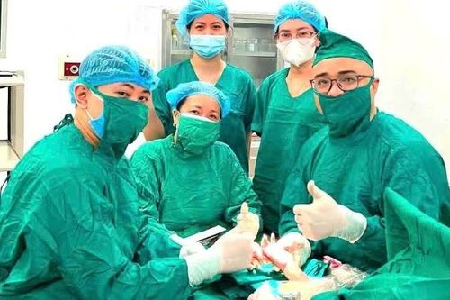 Xử trí kịp thời, bảo tồn chức năng bàn tay cho bé trai 34 tháng tuổi sau tai nạn