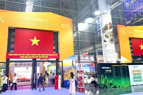 Gian hàng Việt Nam nổi bật tại Hội chợ Trung Quốc-ASEAN