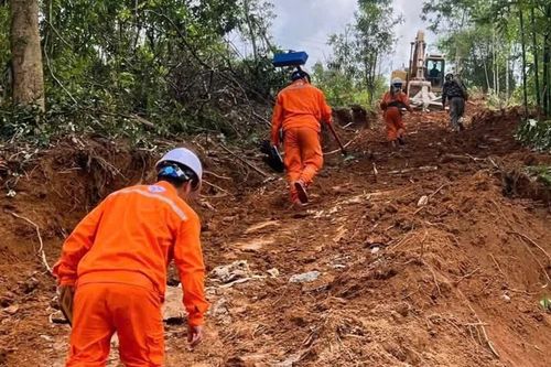 Mưa lớn, ngập lụt gây gián đoạn cung cấp điện tại một số khu vực phía bắc