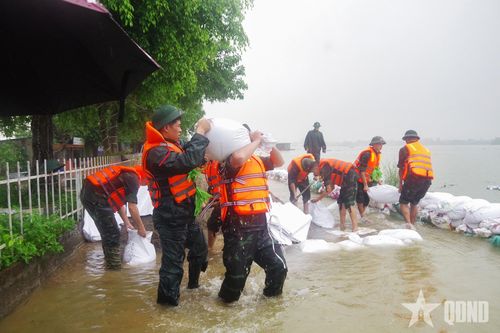Lữ đoàn 201 tiếp tục điều động hàng trăm cán bộ, chiến sĩ giúp dân ứng phó mưa lũ