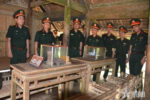 Thượng tướng Nguyễn Văn Gấu dâng hương tưởng niệm Chủ tịch Hồ Chí Minh