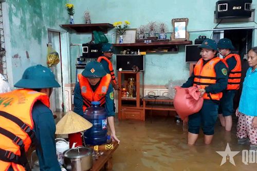Lực lượng vũ trang tỉnh Thanh Hóa sát cánh cùng nhân dân trong mưa lũ