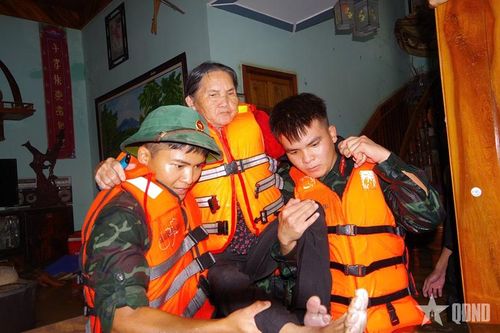 Lực lượng vũ trang Quân khu 4 tăng cường lực lượng ứng phó mưa lũ