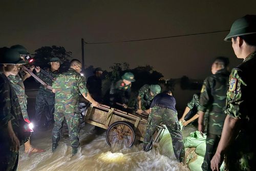 Cán bộ, chiến sĩ Kho J106 (Cục Xe máy - Vận tải) chống tràn đê tại xã Xuân Mai (Hà Nội)
