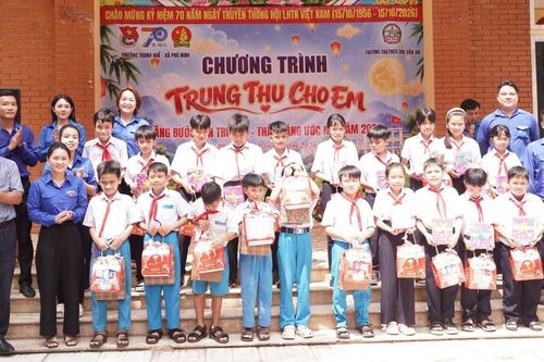 Chương trình Trung thu cho em đến với học sinh vùng biên giới