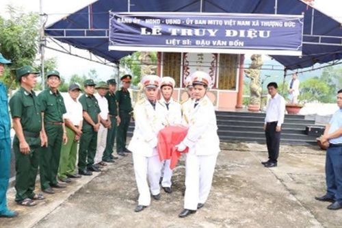 Tiễn đưa hài cốt liệt sĩ về an táng tại quê hương