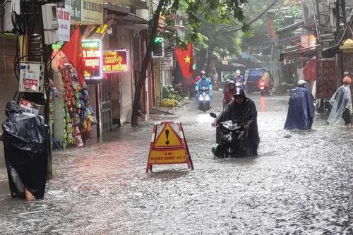 Hà Nội ngập sau mưa lớn, nhiều trường cho học sinh nghỉ hoặc học trực tuyến