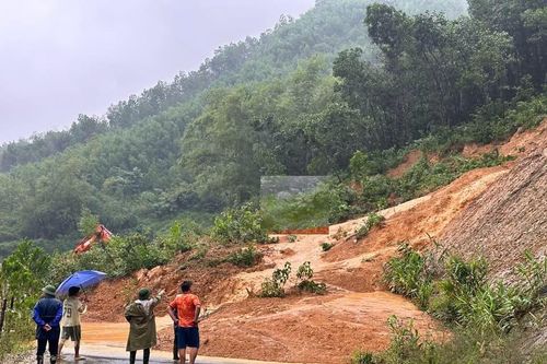 Sạt lở vùi lấp nhà, 3 người trong một gia đình tử vong ở Phú Thọ