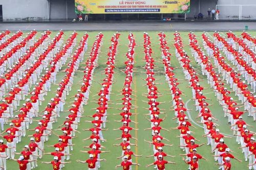 Hơn 2.000 người cao tuổi ở Hà Nội đồng diễn dân vũ