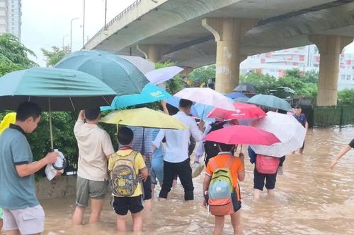 [GALLERY] Hà Nội ngập sâu, giao thông tê liệt sau trận mưa lớn