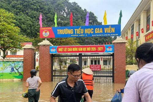 Lũ dâng cao, một số trường học ở Ninh Bình bị ngập