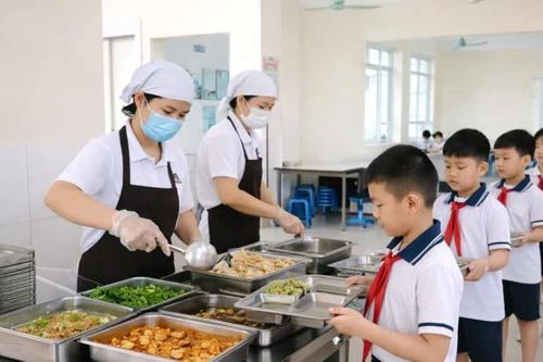 Bữa ăn bán trú: Không chỉ là chuyện một khay cơm