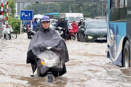 Mưa lớn, nhiều trường ở Hà Nội cho học sinh nghỉ, chuyển sang học trực tuyến