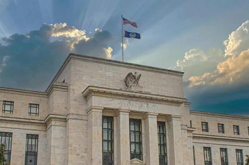 Fed tăng lãi suất lần đầu tiên kể từ năm 2023; Phố Wall đảo chiều, ngập tràn sắc đỏ; giá dầu giảm sâu