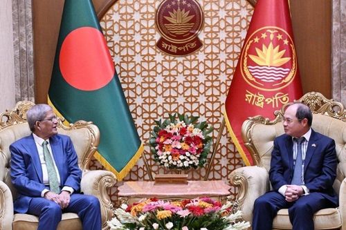 Đại sứ Nguyễn Mạnh Cường chào từ biệt Tổng thống Bangladesh