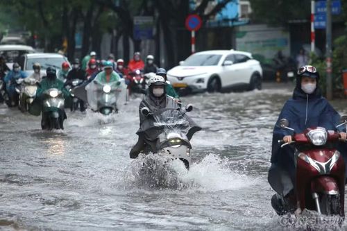 Lựa chọn lộ trình phù hợp, người dân hạn chế đi qua khu vực ngập sâu