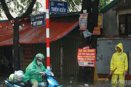 Mưa lớn, nhiều tuyến phố Hà Nội ngập sâu trong giờ cao điểm