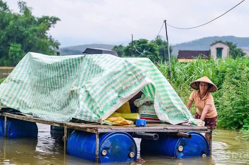 Thanh Hoá: Người dân khẩn trương di chuyển tài sản khi nước lũ dâng