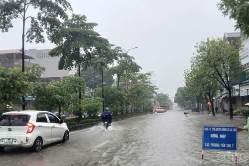 Hà Nội: Các đơn vị duy tu đường bộ ứng trực, bảo đảm giao thông giữa mưa ngập