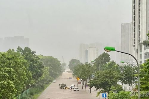 Phía Tây Hà Nội ngập sâu, nhiều phương tiện chết máy