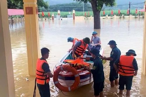 Giữa mưa gió, lực lượng vũ trang Thanh Hóa bám địa bàn, hỗ trợ nhân dân