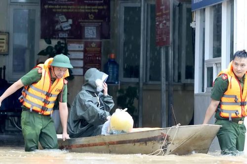 Trung tâm y tế ngập sâu, công an dùng thuyền hỗ trợ bệnh nhân