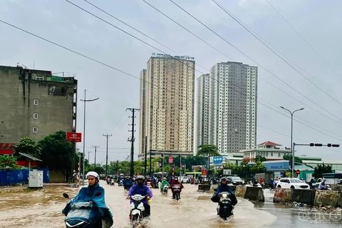 14 tuyến đường Hà Nội ngập úng giờ cao điểm, hầm chui ngập 0,8 m