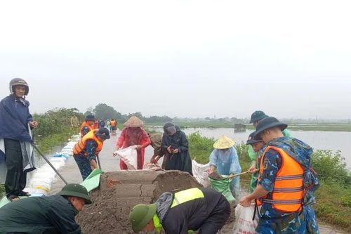 Bộ đội đóng hơn 3.000 bao đất cát giúp dân gia cố hơn 2km đê chống ngập