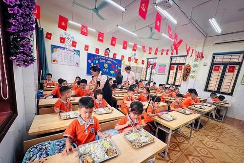 Hà Nội sẵn sàng thay nhà cung cấp suất ăn bán trú nếu vi phạm