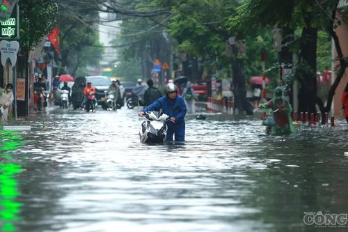 Mưa lớn tại Hà Nội khiến hơn 10.600 người bị ảnh hưởng, 2.204 nhà bị ngập