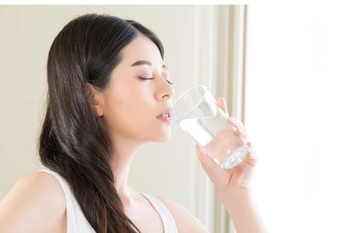 Điều gì xảy ra khi uống nước vào buổi sáng?