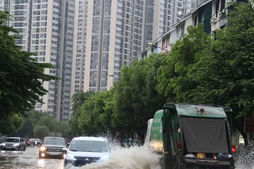 Hà Nội: Mưa lớn dồn dập, nhiều tuyến phố ngập sâu