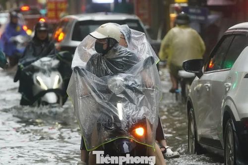 Nhiều điểm ngập sâu, phụ huynh cõng con đến trường, vượt ngập đi làm