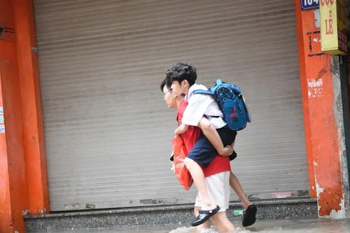 Hà Nội mưa ngập, học sinh trường tư học trực tuyến, trường công chật vật đến trường