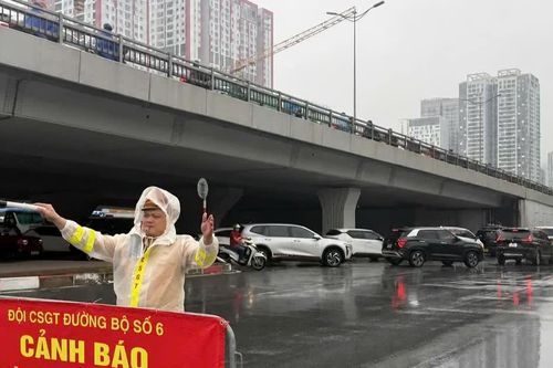Hà Nội: CSGT phân luồng, khuyến cáo người dân di chuyển qua khu vực ngập nước
