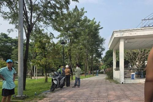 Nửa ngày sau va chạm với xe máy, người đàn ông tử vong trong công viên