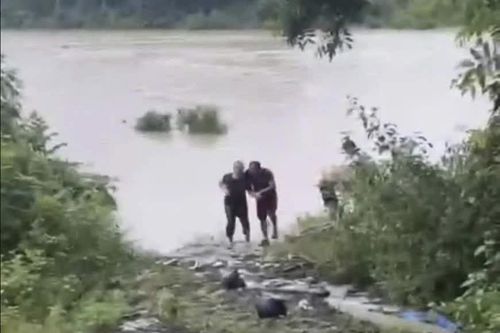 Nghe tiếng kêu cứu, chủ quán cà phê phóng xe 500m đón đầu dòng lũ cứu người